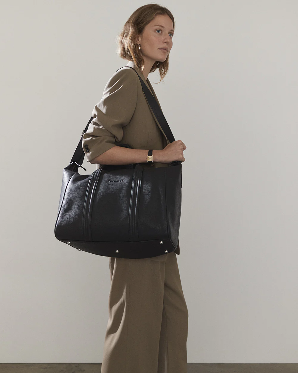 Aries Duffle Bag: Black - Image 6