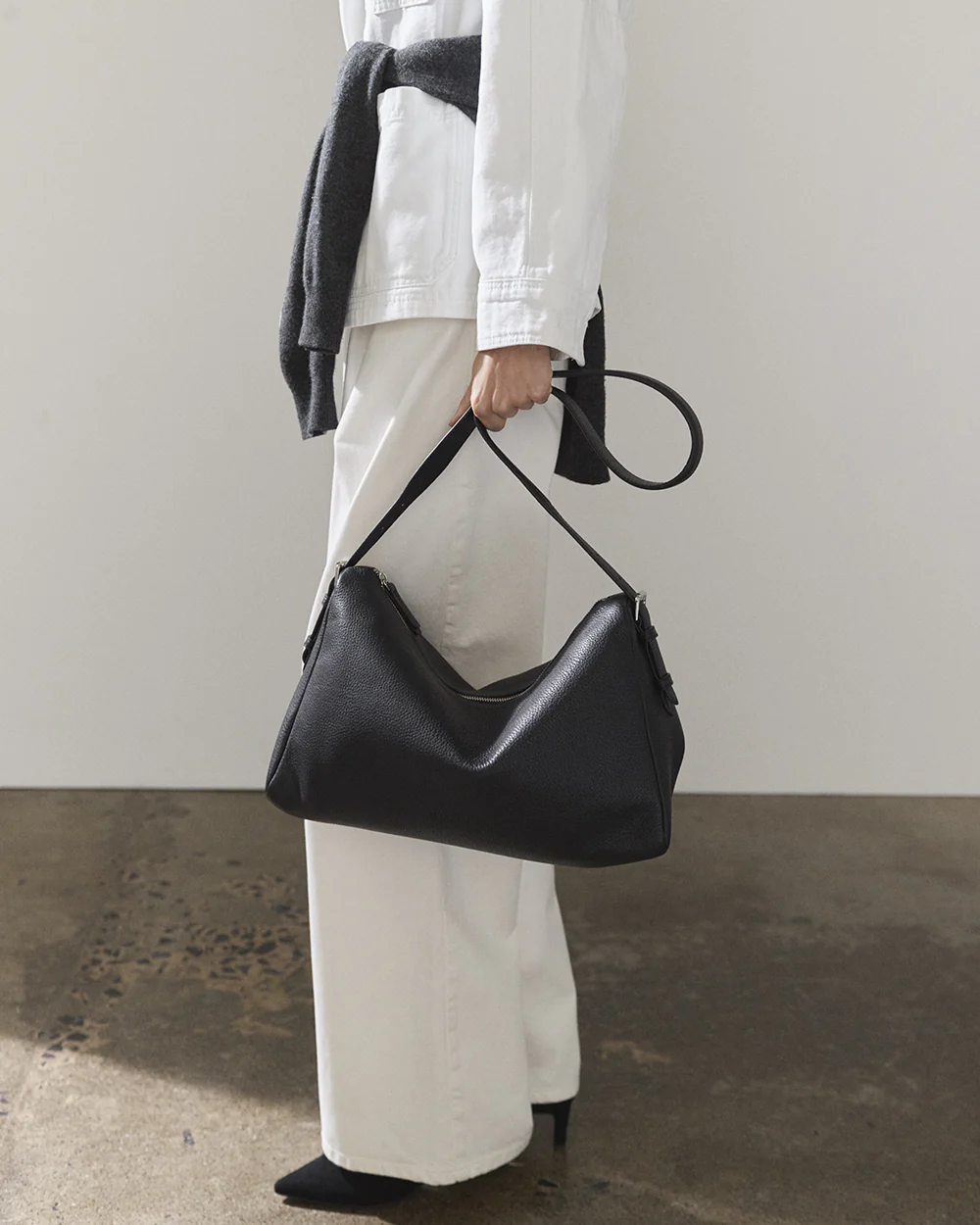 Lottie Handbag: Black - Image 7